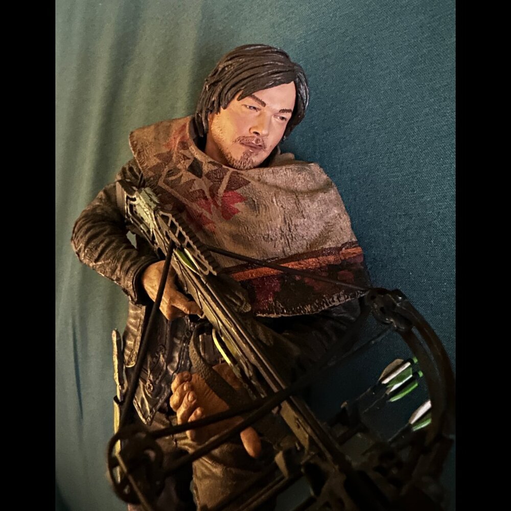 The Walking Dead Daryl Dixon Action Figure - Picture 4 of 7
